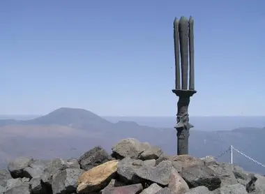 Amanosakahoko, la hallebarde légendaire située sur le pic Takachiho (préfecture de Miyazaki) Amanosakahoko, la hallebarde légendaire située sur le pic Takachiho (préfecture de Miyazaki)