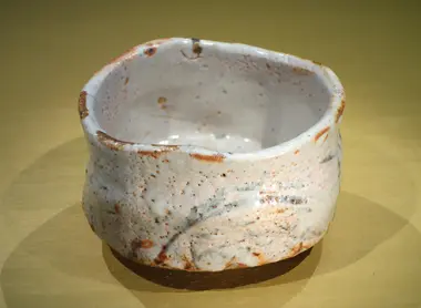 Bol de thé de style Shino (XVIe-XVIIe siècle) au Musée National de Tokyo