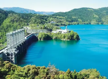 Le barrage de Sameura, à la limite entre les villages de Motoyama et Tosa