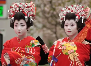 Les Kamuro, servantes de la Oiran, lors de la parade de l'Oiran "Oiran dôchû"