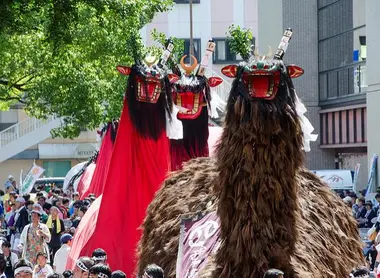 Les créatures mi-démon mi-bœuf ushi-oni, au festival Uwajima ushi-oni matsuri (préfecture d'Ehime)