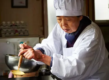 Tokue, interpretada por Kirin Kiki, prepara cuidadosamente unos dorayaki.