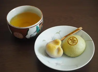 El manju a menudo de come acompañado de té.