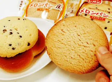 L'une des variantes du Melon pan consiste à ne garder que l'enveloppe croustillante : il devient alors le Melon pan no kawa.