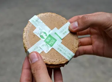 Les "shika senbei" sont vendus un peu partout dans des stands extérieurs à Nara