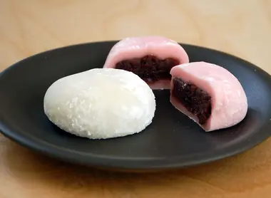 Les daifuku sont traditionnellement garnis de anko mais la couleur du mochi peut varier  Les daifuku sont traditionnellement garnis de anko mais la couleur du mochi peut varier