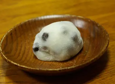 Le mame daifuku contient des haricots rouges entiers.  Le mame daifuku contient des haricots rouges entiers.