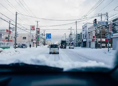 Sur la route de Niseko sous la neige