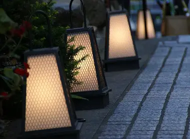 Kagurazaka : lanternes et rues pavées. Kagurazaka : lanternes et rues pavées.
