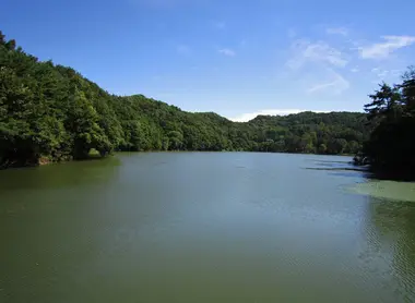 Le lac Sugawako, dans les montagnes Kurikoma Le lac Sugawako, dans les montagnes Kurikoma
