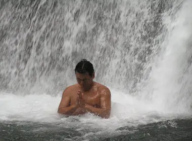L'ascèse de la cascade est pratiquée avec ferveur dans le village de Higashinaruse L'ascèse de la cascade est pratiquée avec ferveur dans le village de Higashinaruse