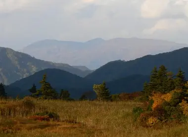 Le village de Higashinaruse est entouré à l'Est par les montagnes de Yakeishi Le village de Higashinaruse est entouré à l'Est par les montagnes de Yakeishi