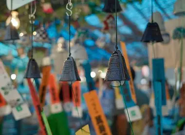 Les carillons fûrin sont traditionnellement fabriqués en métal, verre ou faïence Les carillons fûrin sont traditionnellement fabriqués en métal, verre ou faïence