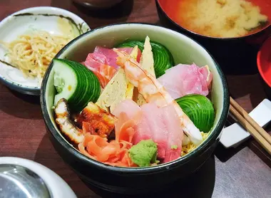Un bol nutritif et sain, le chirashi zushi contient souvent du poisson cru.