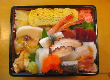Les chirashi zushi peuvent être servis dans un plat carré et laqué. 
