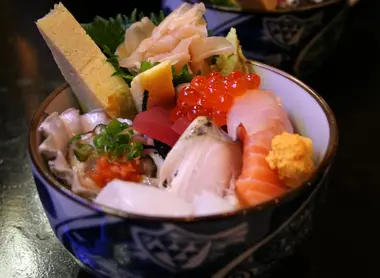 Poisson et crustacés sont des mets de choix pour la confection du chirashi zushi