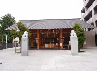 Le sanctuaire Akagi Jinja, dans le quartier Kagurazaka, à Tokyo Le sanctuaire Akagi Jinja, dans le quartier Kagurazaka, à Tokyo