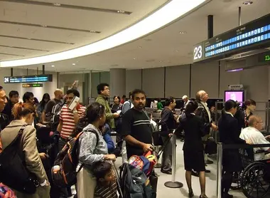 Les longues file d'attente à l'aéroport de Narita bientôt diminuées 