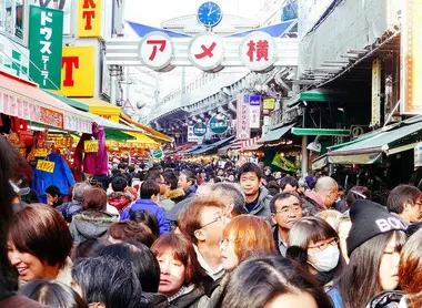Les soldes de fin d'année au marché Ameyoko d'Ueno, Tokyo Les soldes de fin d'année au marché Ameyoko d'Ueno, Tokyo