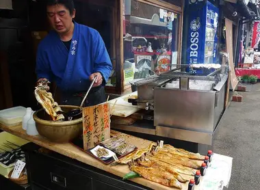 Un stand d'anguilles grillées dans les rues de Kyoto Un stand d'anguilles grillées dans les rues de Kyoto