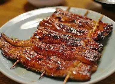 Kabayaki, l'unagi grillée et nappée de sauce sucrée-salée Kabayaki, l'unagi grillée et nappée de sauce sucrée-salée