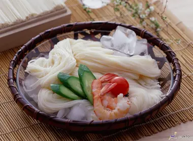 Les nouilles sômen, spécialités de l'été au Japon