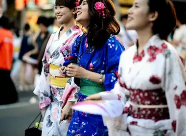 Jóvenes japonesas en yukata durante un matsuri Jóvenes japonesas en yukata durante un matsuri