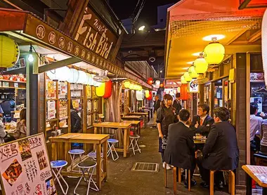 Une rue animée d'izakaya