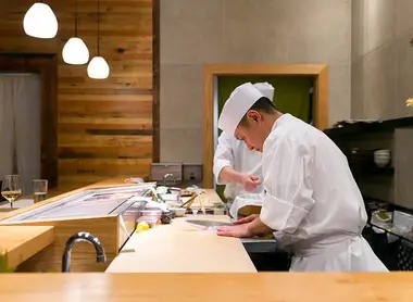 Un chef sushi préparant un poisson