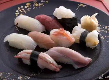 Un hermoso plato de sushi. Un hermoso plato de sushi.
