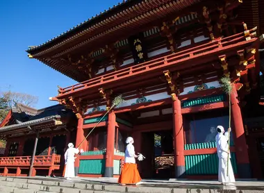 Susurrerai, le grand nettoyage au sanctuaire Hachiman-gu de Kamakura Susurrerai, le grand nettoyage au sanctuaire Hachiman-gu de Kamakura