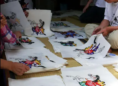 Las imágenes votivas ema ichi que los japoneses creen que atraen la buena suerte.