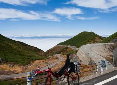 La ruta Norikura skyline lleva a la cima del monte Norikura, cerca de Takayama y de los alpes japoneses. La ruta Norikura skyline lleva a la cima del monte Norikura, cerca de Takayama y de los alpes japoneses.