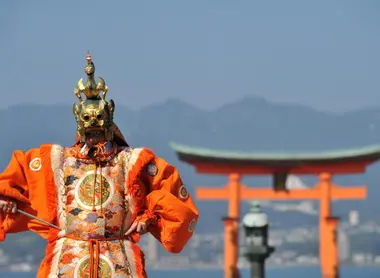 Performance de danse bugaku durant le festival Ichitate, en juillet au sanctuaire Itsukushima de Miyajima
