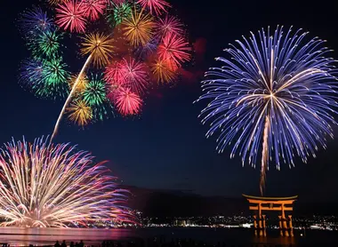 Le feu d'artifice de Miyajima est le plus célèbre du Japon Le feu d'artifice de Miyajima est le plus célèbre du Japon