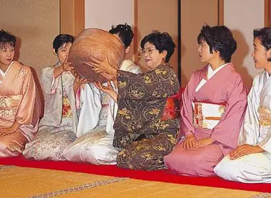 Ceremonia del té con el tazón gigante en el templo de Saidaiji de Nara.