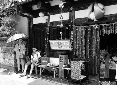 Pause à l'ombre d'une rue de Nara en été