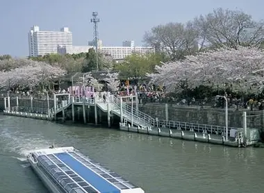 Les "bus sur l'eau" permettent de visiter Osaka depuis la rivière Les "bus sur l'eau" permettent de visiter Osaka depuis la rivière