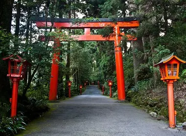 L'entrée du sanctuaire Hakone-jinja, sur les bords du lac Ashinoko à Hakone L'entrée du sanctuaire Hakone-jinja, sur les bords du lac Ashinoko à Hakone