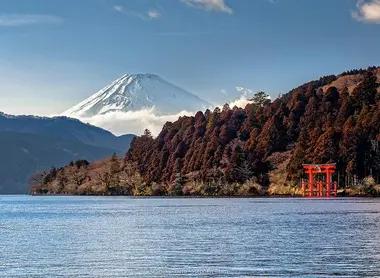 Le mont Fuji, vu depuis Moto Hakone et le lac Ashi