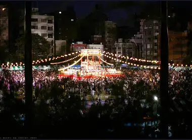 Las danzas Bon-odori atraen a mucha gente a Tokio durante el verano.