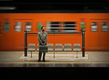 Un passager attend son train dans le métro de Tokyo Un passager attend son train dans le métro de Tokyo