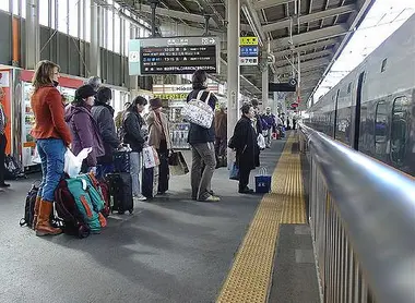 Les passagers font la queue pour entrer dans le shinkansen Les passagers font la queue pour entrer dans le shinkansen