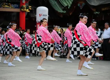Des danseurs participant au festival Kanda à Tokyo Des danseurs participant au festival Kanda à Tokyo