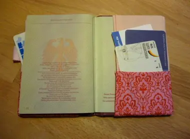 D'autres accessoires de voyage tels que des couvre-passeport peuvent d'avérer utiles pour ranger vos documents importants D'autres accessoires de voyage tels que des couvre-passeport peuvent d'avérer utiles pour ranger vos documents importants