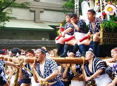 Un char d'une tonne, un kakiyama, lors du festival Hakata Gion Yamakasa Un char d'une tonne, un kakiyama, lors du festival Hakata Gion Yamakasa