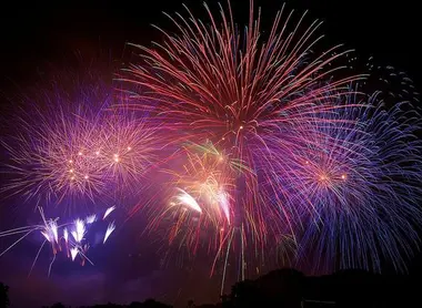 Plus de 6 000 feux d'artifices sont lancés lors du festival des feux d'artifices Nishinihon au parc Ohori de Fukuoka