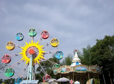 L'un des parc d'attractions de l'Uminonakamichi seaside park à Fukuoka L'un des parc d'attractions de l'Uminonakamichi seaside park à Fukuoka