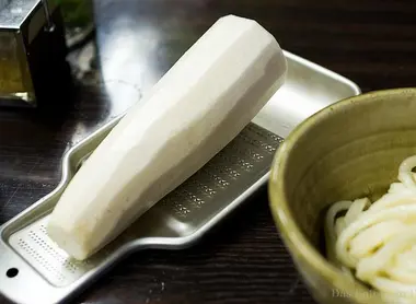 L'oroshi gane est notamment utilisé pour râper le daikon (radis blanc) L'oroshi gane est notamment utilisé pour râper le daikon (radis blanc)