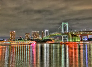 Un bateau Yakatabune dans la baie de Tokyo